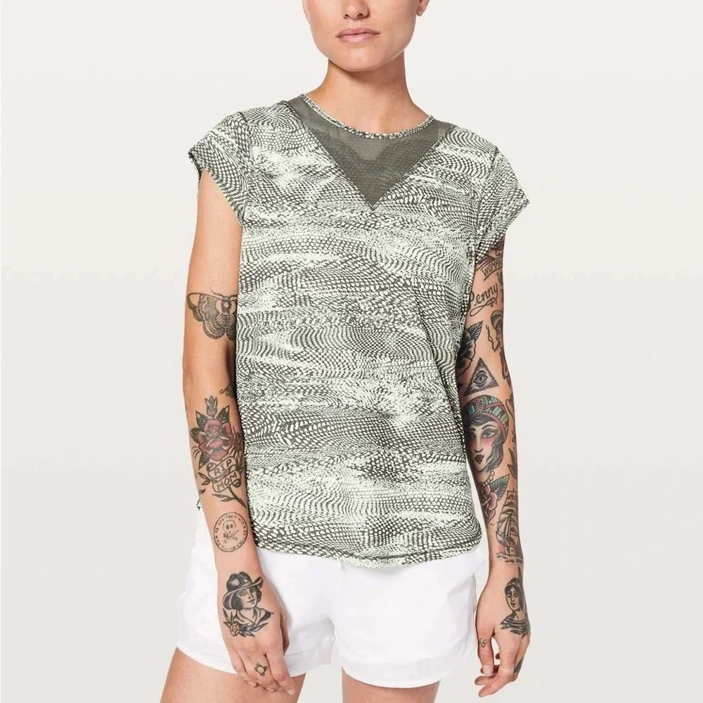 Lululemon For The Run Short Sleeve Size 4